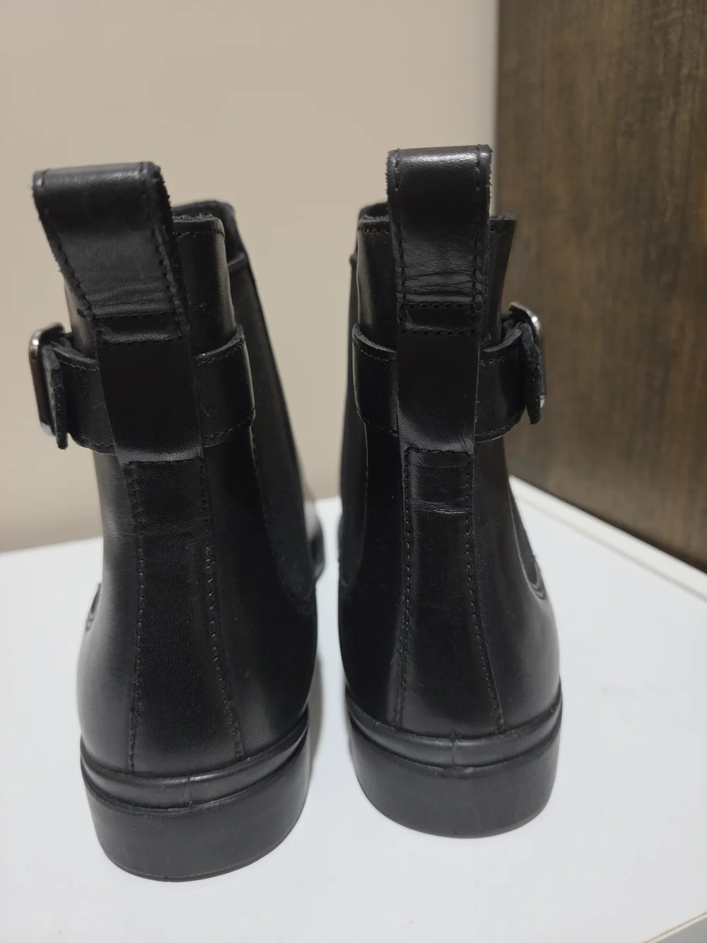 Ecco sleek black